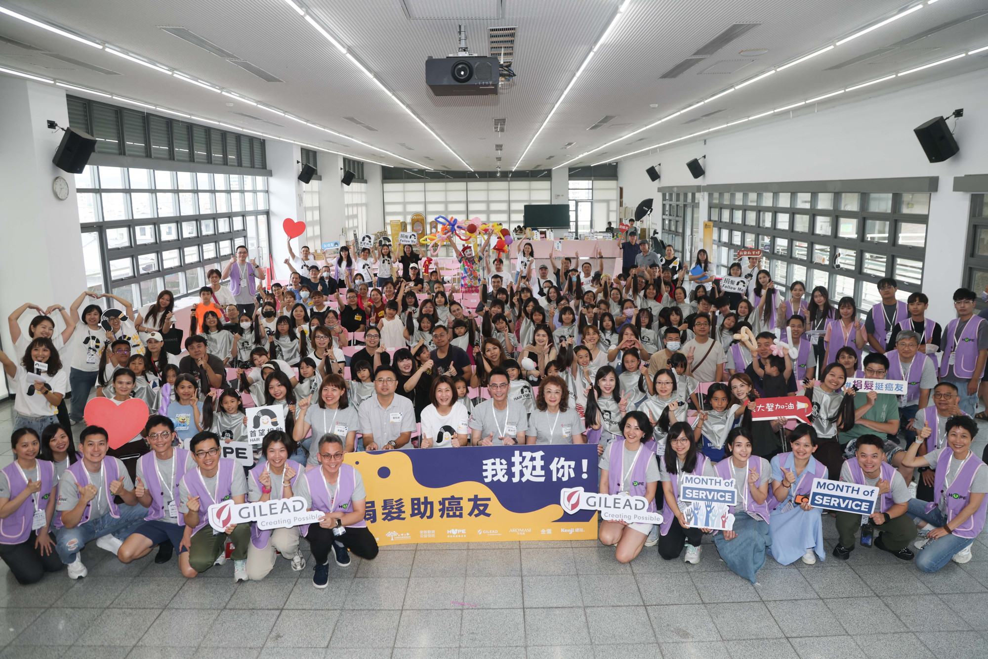 50位捐髮者齊聚 用頭髮陪伴癌友走過治療旅程  20歲游泳選手捐髮5次、乳癌病友從受助者化身為助人者， 以及抗癌家庭接力傳承善意