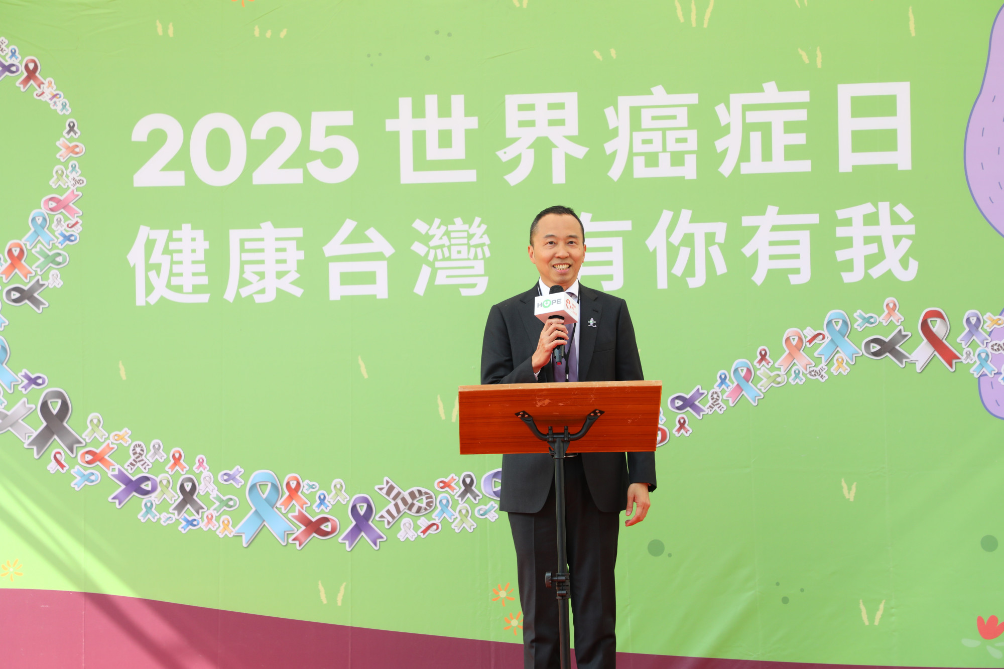 癌症希望基金會董事長莊國偉於記者會開場,揭開「2025世界癌症日」序幕,號召全民響應抗癌行動。
